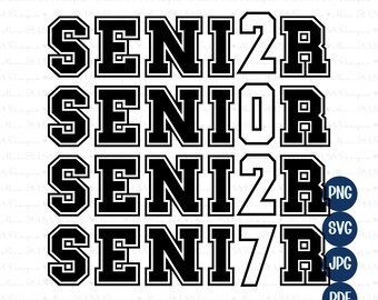 Könnte beinhalten: Eine digitale Grafik mit vier Textzeilen in einer schwarzen Varsity-Schriftart mit weißen Umrissen. Die Zeilen lauten SENI2R, SENIOR, SENI2R und SENI7R. Rechts befinden sich vier dunkelblaue Kreise mit dem Text PNG, SVG, JPG und PDF.