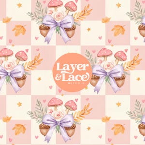 Könnte beinhalten: Ein sich wiederholendes Muster aus rosafarbenen und weißen Karos, verziert mit Illustrationen von Pilzen, weißen Rosen, Eicheln, orangefarbenen Blättern, kleinen gelben Sternen und winzigen rosa Herzen, zusammengebunden mit hellvioletten Schleifen.