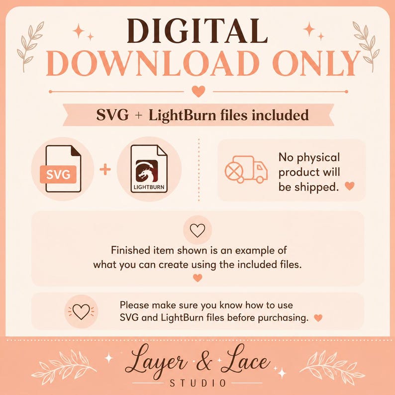 Pu&ograve; includere: Grafica per download digitale con la scritta "DIGITAL DOWNLOAD ONLY". L'immagine include file SVG e LightBurn, con una nota che indica che nessun prodotto fisico verr&agrave; spedito. L'immagine afferma anche che l'articolo finito &egrave; un esempio di ci&ograve; che puoi creare.