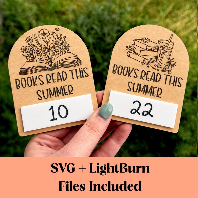 Pu&ograve; includere: Due segnapagina in legno con la scritta "BOOKS READ THIS SUMMER". Un segnapagina mostra "10" e l'altro "22". I segnapagina hanno illustrazioni incise di libri, fiori e una bevanda. Il testo "SVG + LightBurn Files Included" &egrave; in basso.