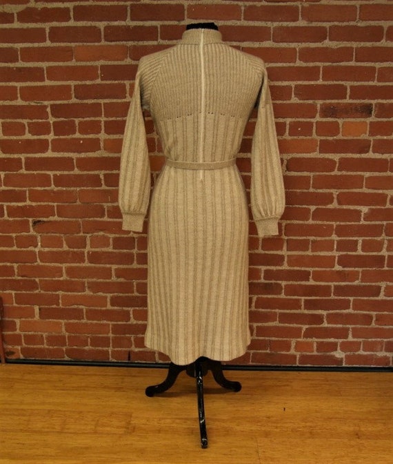 Vintage 1970s/70s Beige Sweater Dress with Belt S… - image 4