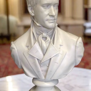 Busto in marmo di Mr. Darcy dal film Orgoglio e pregiudizio immagine 2