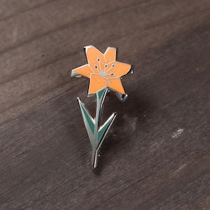 Pin de esmalte duro de lirio tigre • pines lindos, pin de lirio, flores silvestres, flor blanca pura, regalos de flores silvestres, regalos menores de 15 años, ideas para regalos navideños