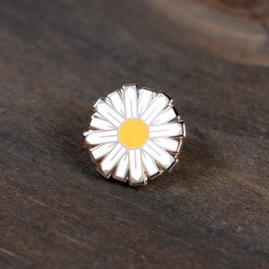 Flower Daisy Enamel Pin • hard enamel, enamel pins, pins, flower pin, nature pin, cute pins, daisy pin, geometric pin