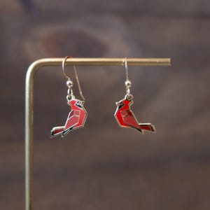 Kardinal Ohrringe | Kardinalschmuck, Kardinalgeschenke, Vogelschmuck, kleine Geschenke, 22K Gold Ohrringe, roter Kardinal