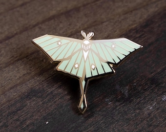 Pin esmaltado de polilla Luna • Accesorio de solapa verde con insecto Luna