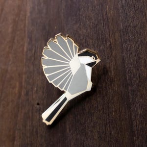 Meise Vogel Emaille Pin • 10 süße Pins, Chicakdee Pin, Vogel Geschenke, Emaille Pin, Geschenke unter 15, kleine Geschenke, Urlaub Pin