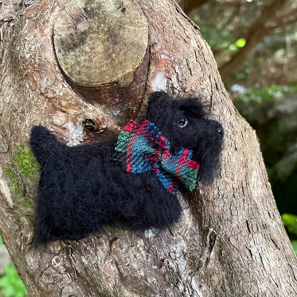 Broche fantaisie petit chien scottish terrier simili-cristal métal clair