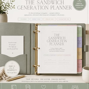 Pode incluir: Uma pasta cinza com argolas douradas e o texto "The Sandwich Generation Planner". O planejador inclui se&ccedil;&otilde;es para crian&ccedil;as, cuidados com os pais e idosos. Ele tamb&eacute;m tem um bolso com uma nota e uma caneta.