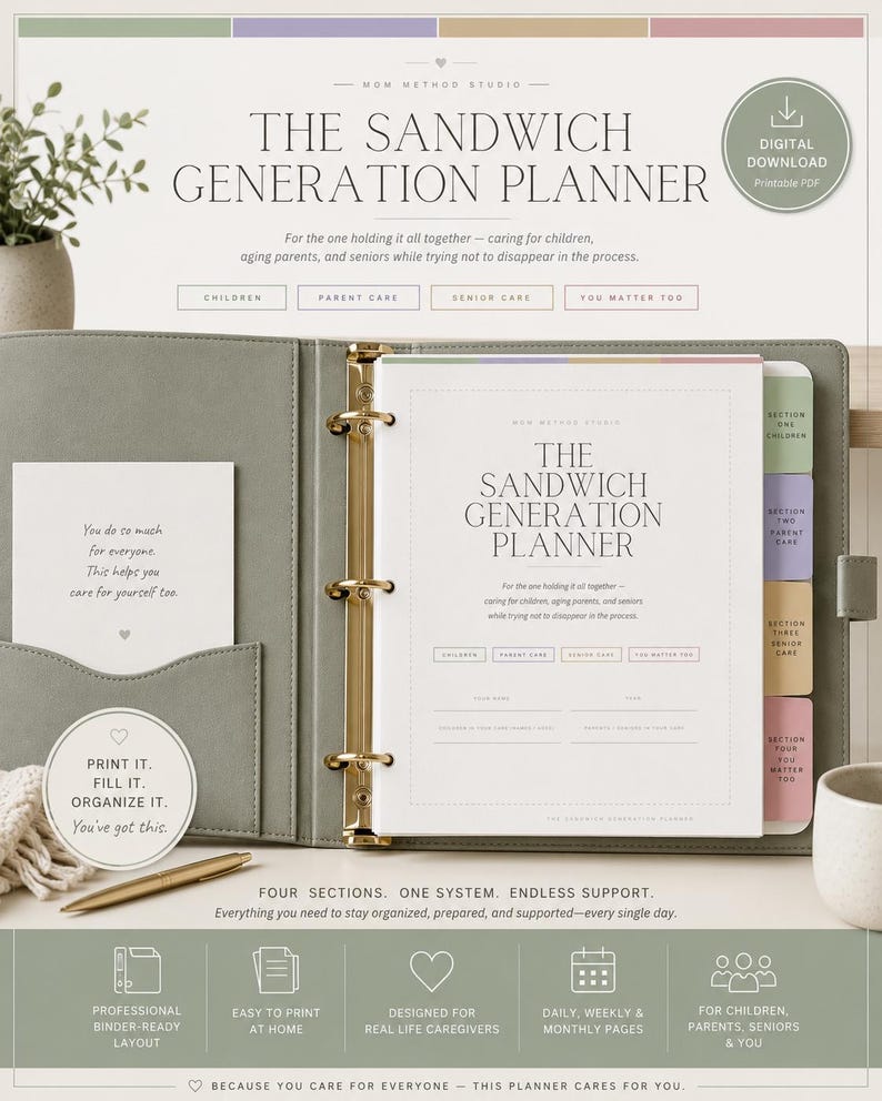 Pode incluir: Uma pasta cinza com argolas douradas e o texto "The Sandwich Generation Planner". O planejador inclui se&ccedil;&otilde;es para crian&ccedil;as, cuidados com os pais e idosos. Ele tamb&eacute;m tem um bolso com uma nota e uma caneta.