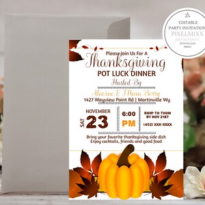 Può includere: Invito per una cena a buffet del Ringraziamento con sfondo bianco, con una grande zucca arancione e foglie autunnali. L'invito include i dettagli dell'evento, come data, ora e luogo, con il testo "Thanksgiving Pot Luck Dinner".
