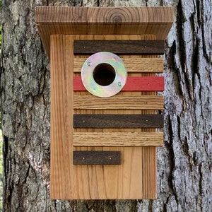Nido para pájaros de madera rústica moderna, hecho a mano, de cedro con listones de nogal y roble. Casa para pájaros con diseño arquitectónico de mediados de siglo.