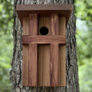 Casa para pájaros de madera rústica moderna y artística hecha a mano, arte arquitectónico para jardín, nido de cedro de diseño minimalista, loft para pájaros de madera de calidad.