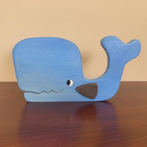 Kleine grillige houten blauwe potvis, handgemaakte vrijstaande desktopwalvis, strandhuisdecor aan zee, kwekerij walvis