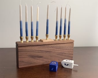 Menorah de Hanoucca en bois de noyer et d'érable frisé fait main au design contemporain, menorah judaïque, menorah design casher, pièce maîtresse de la fête juive