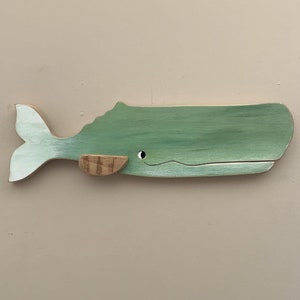 Aan de muur hangende houten zeeschuim groene potvis, middelgrote handgemaakte walvis muurdecor, nautische volkskunst aan zee, stranddecor, 19,75 inch