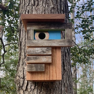 Handgefertigtes rustikales modernes künstlerisches Vogelhaus, dekorativer Mid-Century-Vogel-Nistkasten, zeitgenössisches urbanes Vogel-Loft, architektonische Gartenkunst