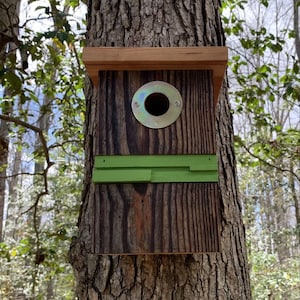Handgefertigtes, rustikales, modernes, künstlerisches Vogelhaus, Vogelhaus aus Zedernholz und wiedergewonnenem Scheunenholz, zeitgenössischer Vogelnistkasten, architektonische Gartenkunst