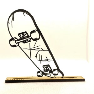 Skateboard !!! Ich hoffe du hast so ein Ding auf Rollen...