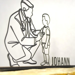 Peut inclure: Illustration en noir et blanc d'un médecin examinant un jeune garçon avec un stéthoscope. Le médecin est à genoux et le garçon est debout. Le nom "JOHANN" est affiché à la base de l'image.
