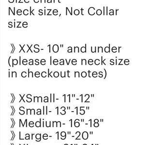 Puede incluir: Una tabla de tallas para ropa de mascotas, con medidas de contorno de cuello en pulgadas. Las tallas van desde XXS (10" y menos) hasta XLarge (21"-24"). La tabla especifica "Contorno de cuello, no talla de collar" e incluye una nota.