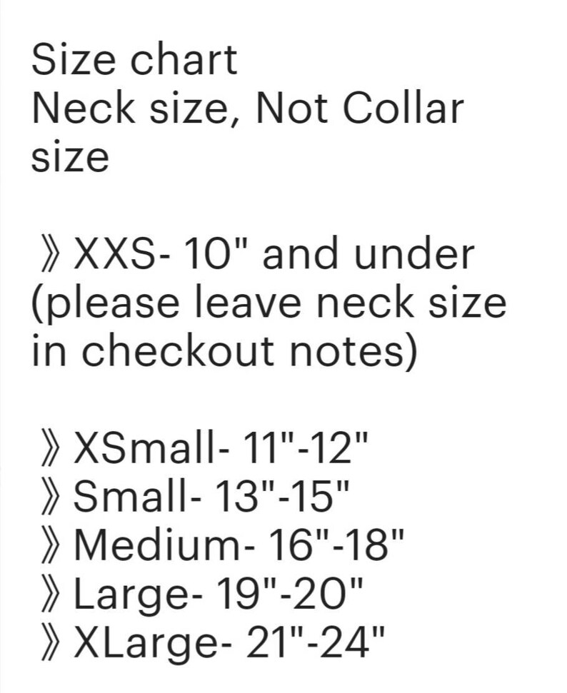 Puede incluir: Una tabla de tallas para ropa de mascotas, con medidas de contorno de cuello en pulgadas. Las tallas van desde XXS (10" y menos) hasta XLarge (21"-24"). La tabla especifica "Contorno de cuello, no talla de collar" e incluye una nota.