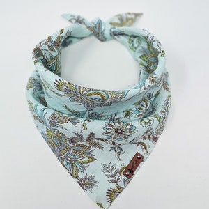 Bandana para mascotas "Veneta" con diseño vintage de cachemira y flores azules, accesorio de verano para perros o gatos estilo bohemio. imagen 1