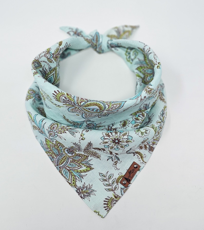 Bandana para mascotas "Veneta" con diseño vintage de cachemira y flores azules, accesorio de verano para perros o gatos estilo bohemio. imagen 1