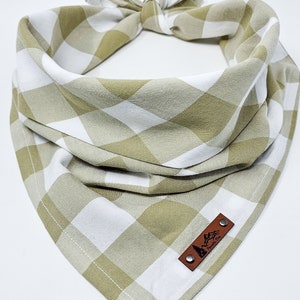 Bandana dla psa "Tanner" w beżowo-białą kratę bawolą, na szyję z mieszanki bawełny Bandana dla zwierząt