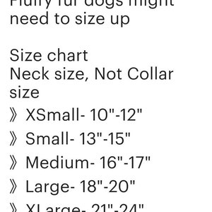 Puede incluir: Tabla de tallas para collares de perro, que muestra las tallas de cuello en pulgadas.  XSmall: 10-12 pulgadas, Small: 13-15 pulgadas, Medium: 16-17 pulgadas, Large: 18-20 pulgadas, XLarge: 21-24 pulgadas.