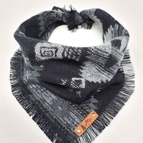 Bandana para perros "Greycliff" EDICIÓN LIMITADA Diseño azteca gris carbón y negro Bordes deshilachados Cuello de perro acrílico ropa para perros estilo BoHo