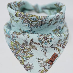 Bandana para mascotas "Veneta" con diseño vintage de cachemira y flores azules, accesorio de verano para perros o gatos estilo bohemio. imagen 3