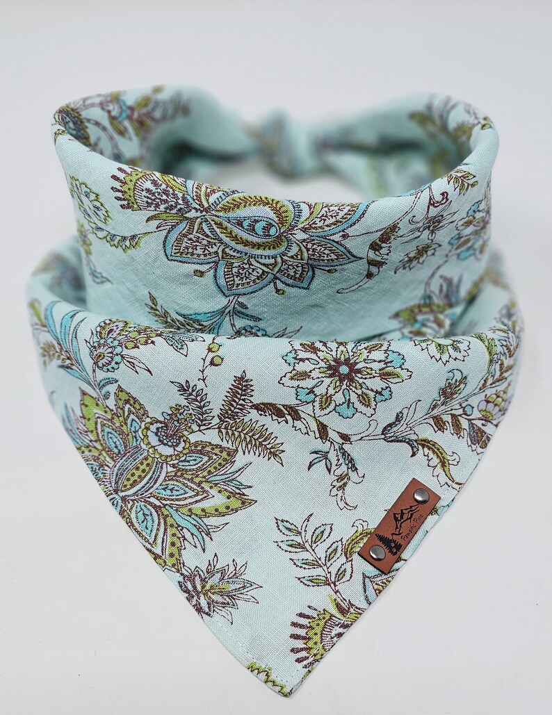 Bandana para mascotas "Veneta" con diseño vintage de cachemira y flores azules, accesorio de verano para perros o gatos estilo bohemio. imagen 3
