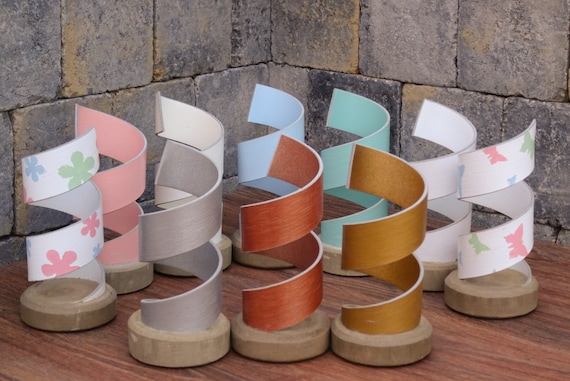 Design-Teelicht Spirale aus Vinyl/Beton Weiß lackiert mit Pastel-Schmetterlinge