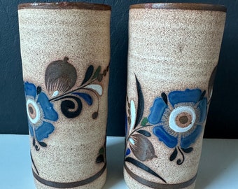 Paire de vases mexicains de 6,5 cm en grès tonala avec motif floral bleu, vert, noir et blanc sur fond marron clair. vintage du sud-ouest