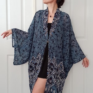 Kimono in chiffon blu con motivo floreale in velluto in rilievo e chiusura in metallo a forma di farfalla
