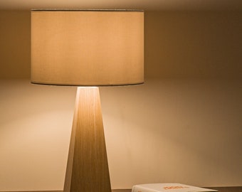 tafel naast houten lamp met kap CLARO houten verlichting bureaulamp met kap eenvoudige minimalistische bureaulamp