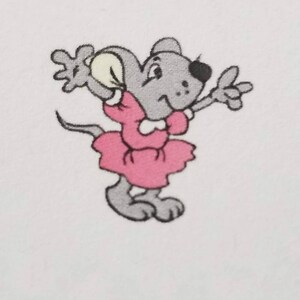 K&ouml;nnte beinhalten: Eine Cartoon-Illustration einer grauen Maus, die ein rosa Kleid tr&auml;gt und l&auml;chelt. Die Maus hat ein schwarzes Auge und ein wei&szlig;es Ohr.