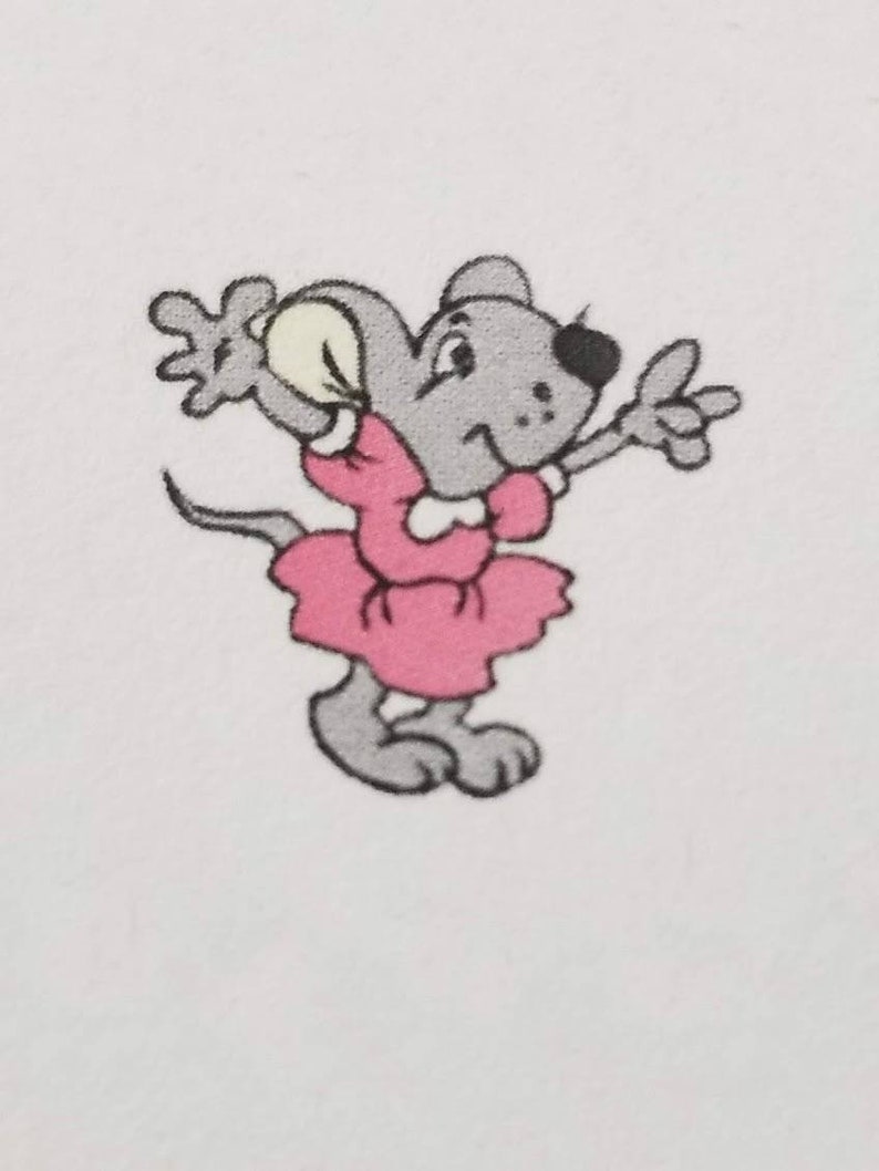 K&ouml;nnte beinhalten: Eine Cartoon-Illustration einer grauen Maus, die ein rosa Kleid tr&auml;gt und l&auml;chelt. Die Maus hat ein schwarzes Auge und ein wei&szlig;es Ohr.