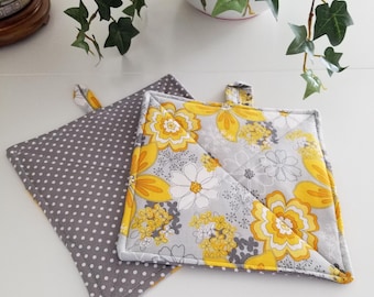 Agarraderas acolchadas con flores amarillas: Juego de salvamanteles de algodón hecho a mano