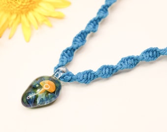 Naszyjnik z niebieskiego konopiu, wisior z grzybem ze szkła, choker boho