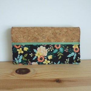 Porte Chéquier en Liège et Tissu Fleuri Fond Noir