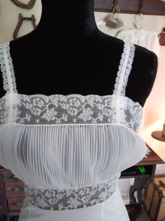 1940s or 1950s Full slip. Unique design/FREE SHIPP