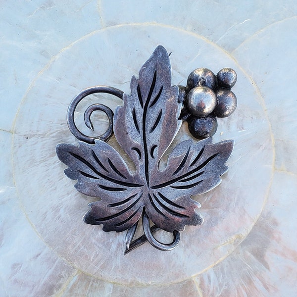 Hecho en Mexico Taxco Sterling Silver Ana Grape Leaf Brooch Pin 2”