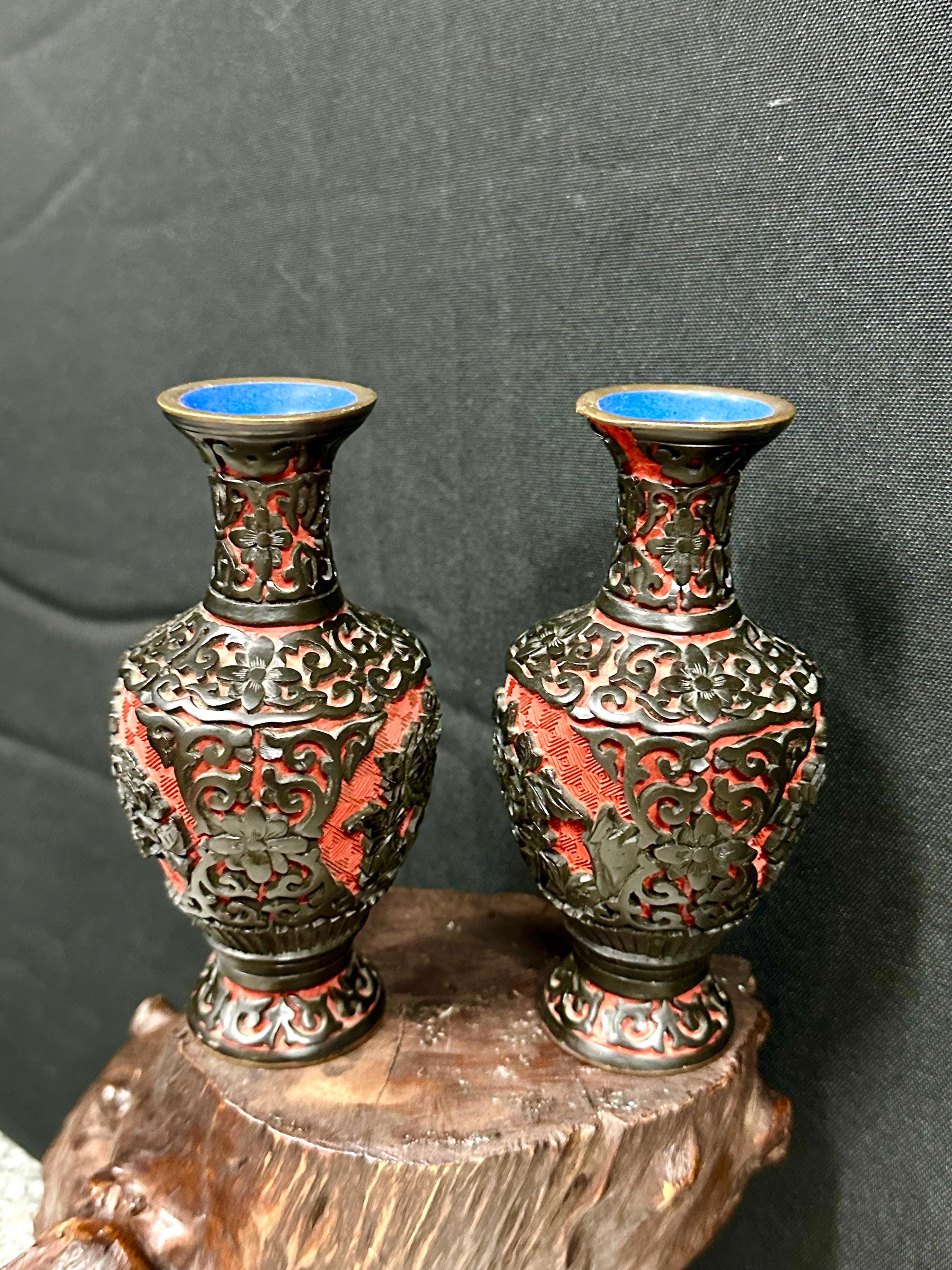 ヴィンテージ 中国製 黒と赤の辰砂の花瓶セット ブルーエナメル