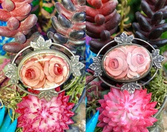 アンティーク彫刻のピンクのバラの花、ルーサイト樹脂、シルバートーン