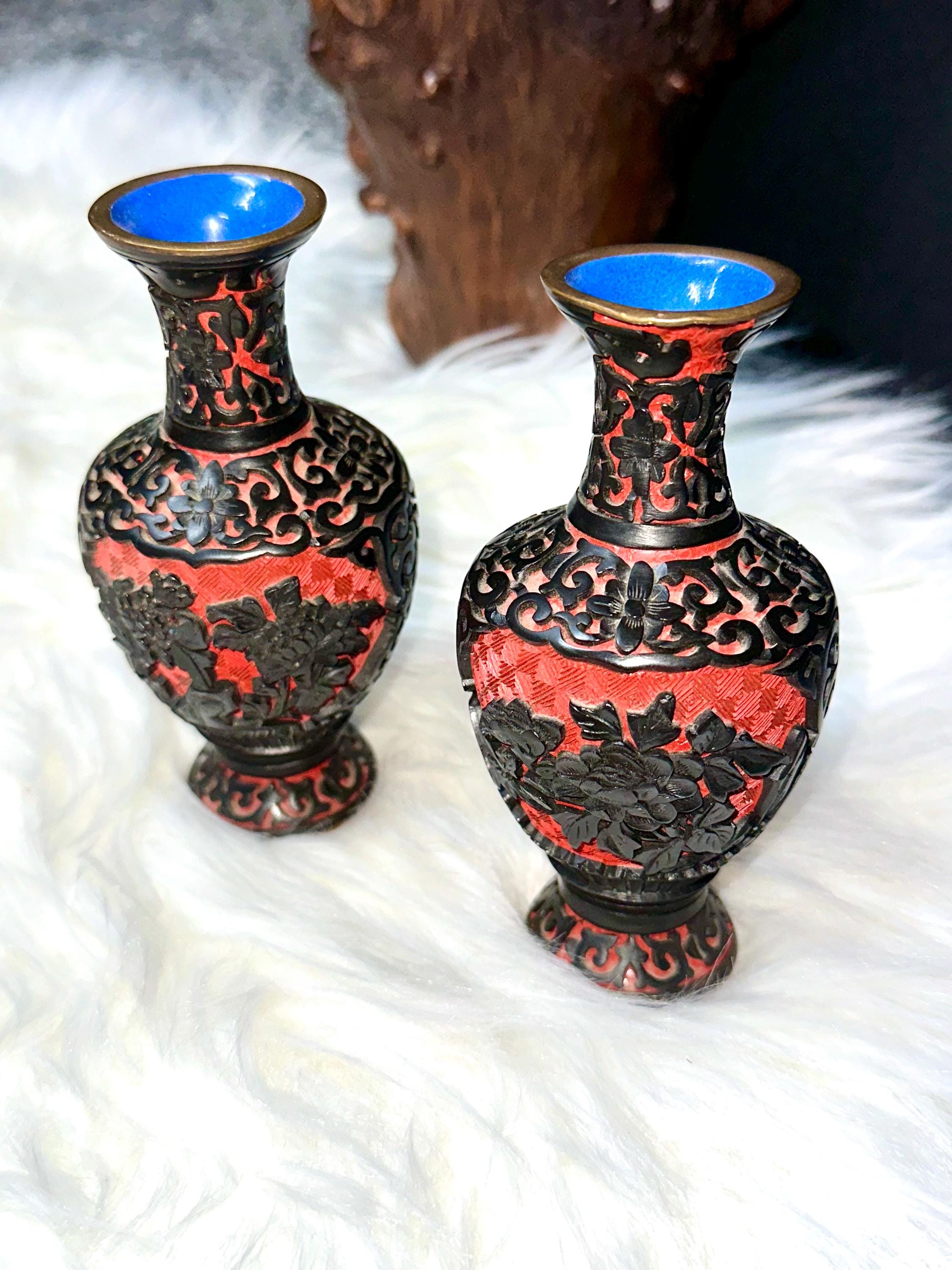 中国 赤い 花瓶 中国美術 堆朱花瓶 赤い彫刻入り花瓶 木製スタンド付き - メルカリ