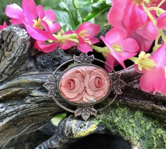 アンティーク彫刻のピンクのバラの花、ルーサイト樹脂、シルバートーン