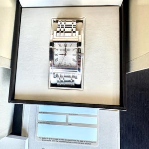 Reloj de pulsera Burberry para hombre, fabricado en Suiza, en plata, con caja original, manuales, tarjeta de garantía y eslabones adicionales