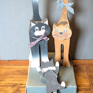 Lote de tres esculturas vintage de gatos gatitos, hechas a mano, xilografía y pintadas a mano, coleccionables para decoración del hogar.
